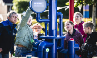Kinderen spelen met waterwinmachine